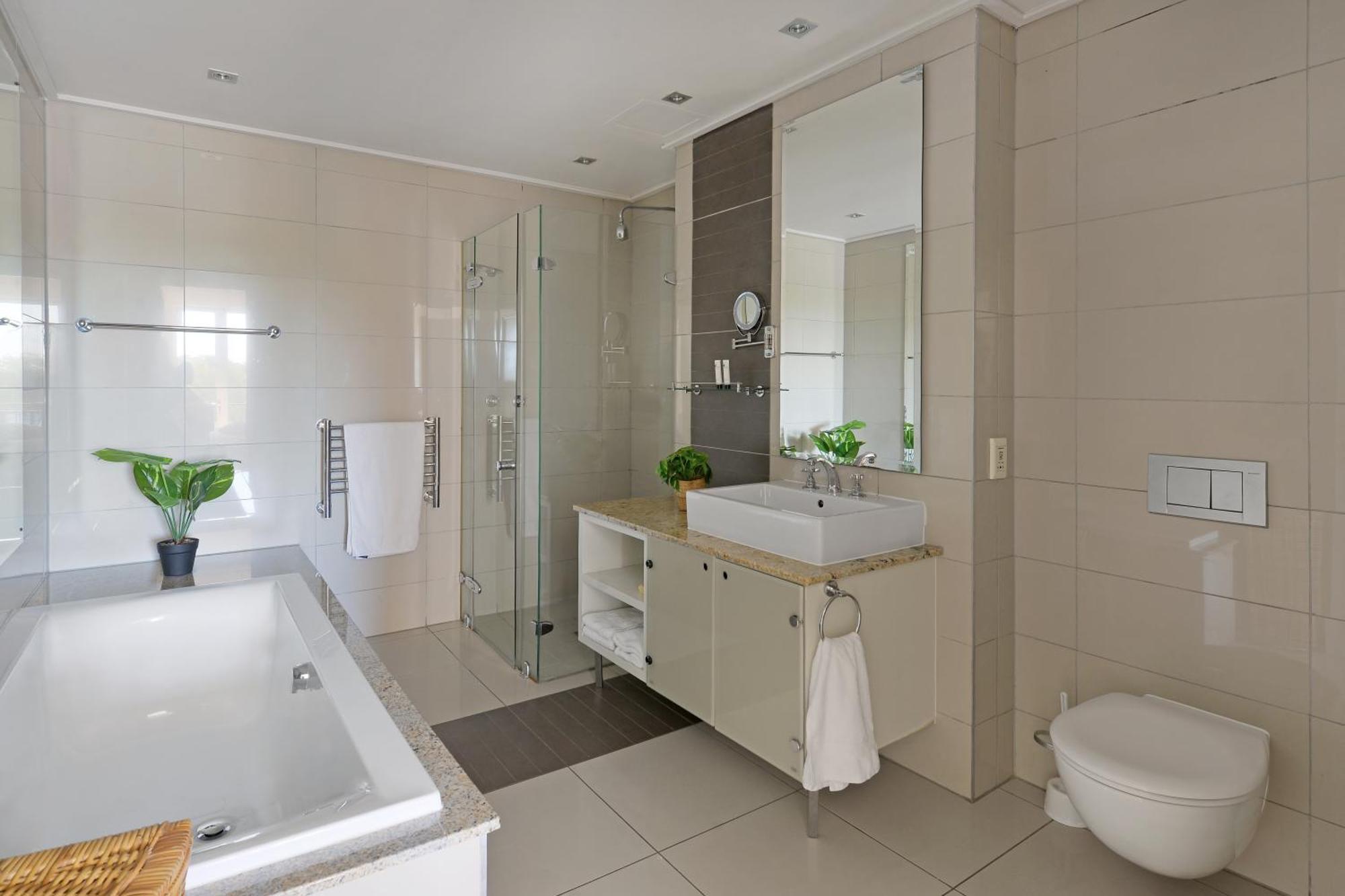 Unit 305 Cape Royale Luxury Apartment *